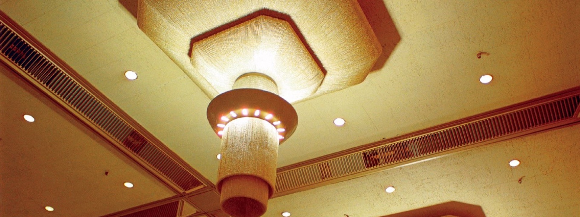 A pearl chandelier that inherits Japanese beauty